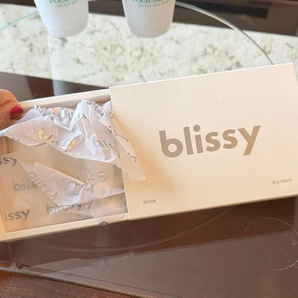 ☀️🌴NIB Blissy White Pillowcase - Picture 1 of 1